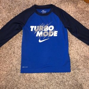 Boys Size 5 Nike Dri-Fit long Sleeve Shirt